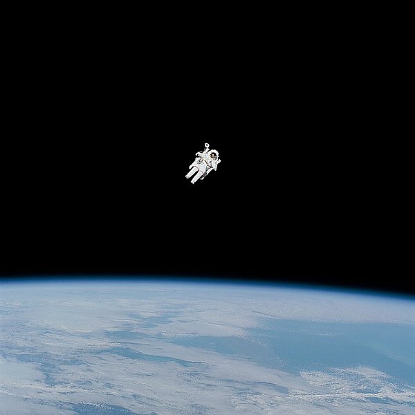 Космонавт над землей