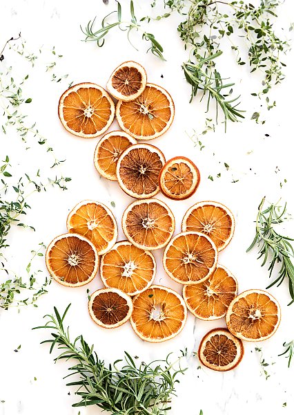 Сушеный апельсин и травы