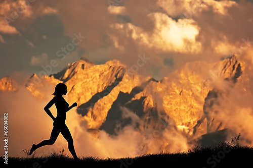 Силуэт бегущего человека на фоне гор