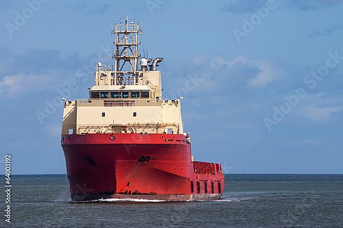 Красный нефтяной танкер