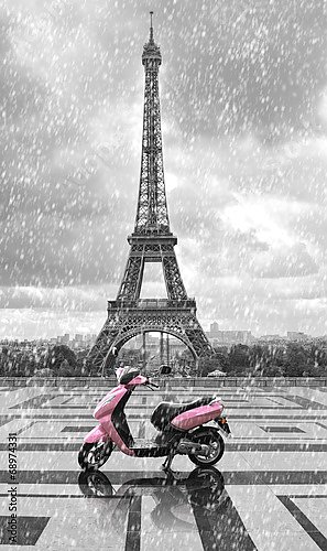 Эйфелева башня с розовым скутером в дождь
