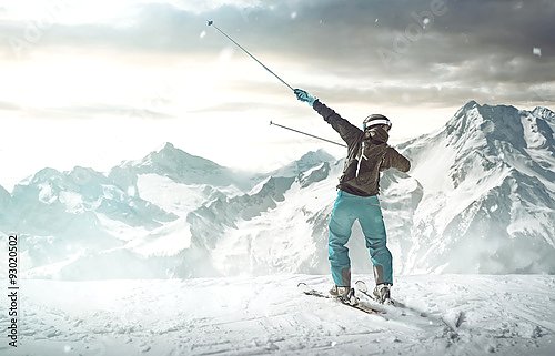 Лыжник в горах