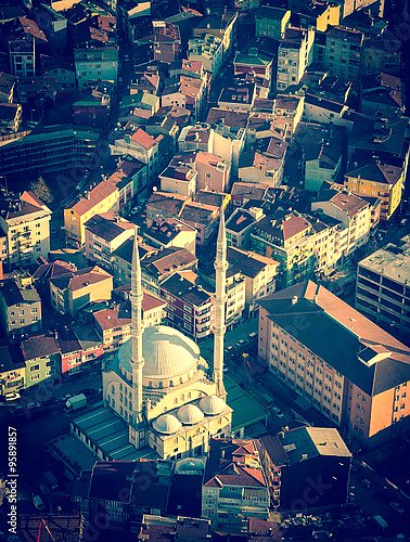 Мечеть с минаретами - вид сверху на город Стамбул.