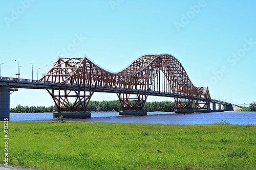Россия, Ханты-Мансийск. Вид на мост