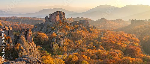 Болгария, Белоградчик. Горная панорама, освещенная лучами осеннего солнца