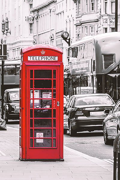 Лондонская красная телефонная будка у дороги