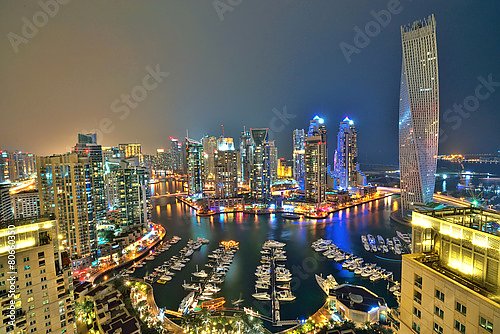 Дубай, вид на вечерний город 2