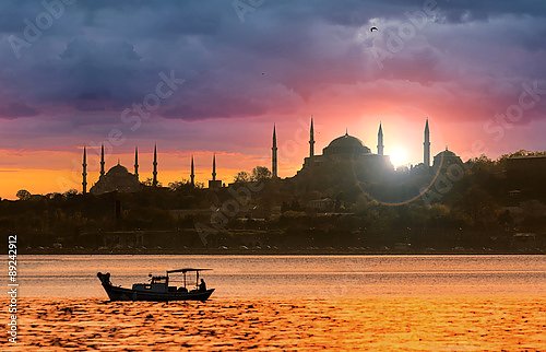  Закат над Стамбулом. Силуэт рыбацкой лодки