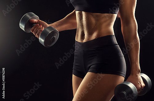Тело девушки с волнообразными мышцами от силовой тренировки