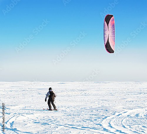 Кайт-серфер едет по снегу