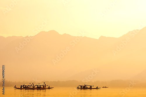 Лодки на озере Сринагар в Кашмире, Индия 2