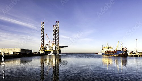 Прибрежная нефтяная платформа в порту Эсбьерг, Дания