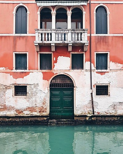 Старое здание с балконом в Венеции