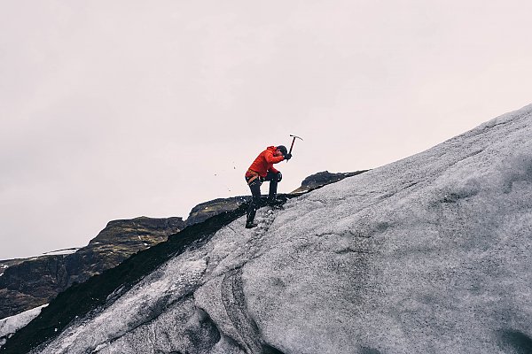 альпинист с киркой