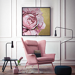 «Пион розовый» в интерьере гостиной в бордовых тонах