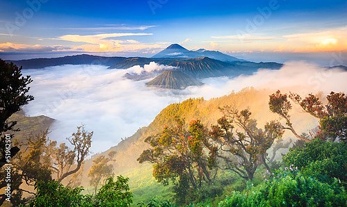 Вулкан Бромо в тумане, Восточная Ява, Индонезия
