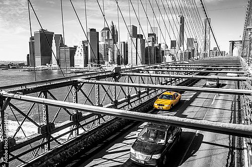 США, Нью-Йорк. Taxi cab crossing the Brooklyn Bridge