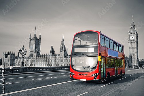 Англия, Лондон. Современный красный автобус №2