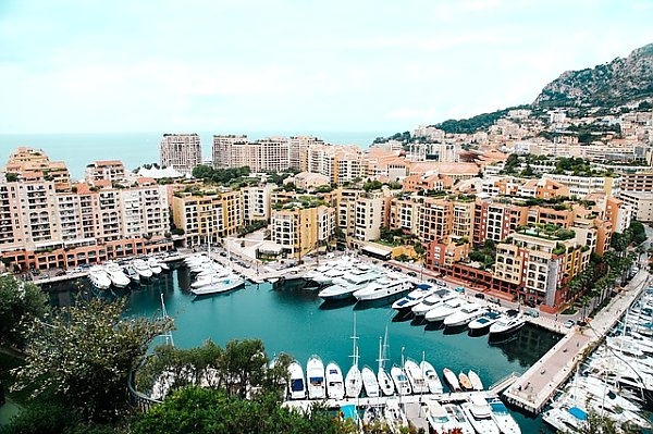 Порт в Монако с яхтами