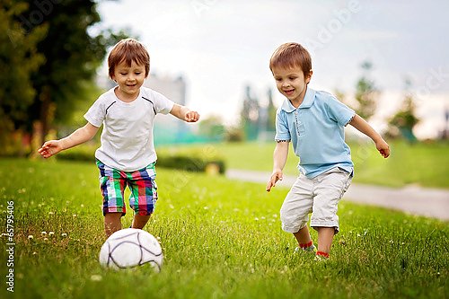 Два юных футболиста