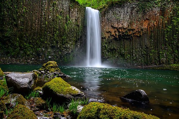 Живописный водопад, обросший мхом