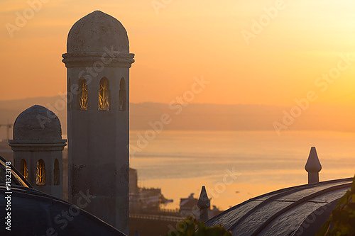 Восход солнца над Босфором, вид на Мечеть Сулеймана в Стамбуле, Турция