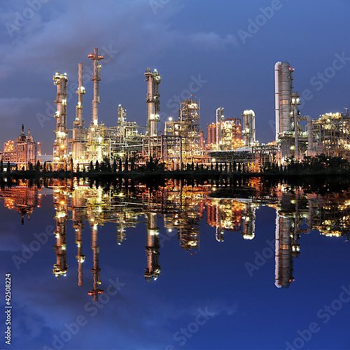 Нефтехимический завод ночью с отражением