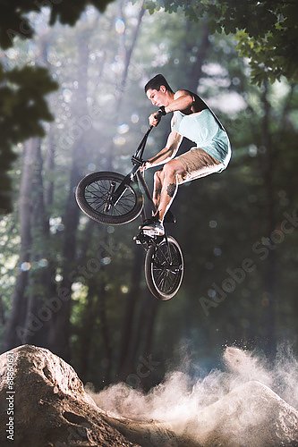 Bmx-велосипедист в лесу