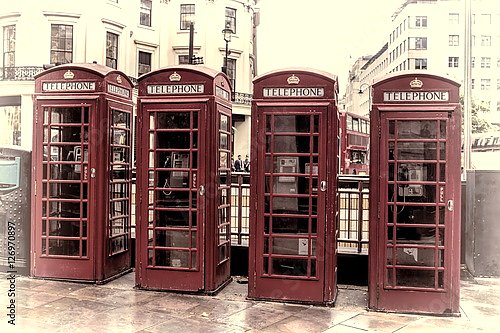 Лондон, четыре красные телефонные будки, ретро фото