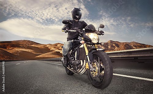 Мотоциклист на пустынной дороге
