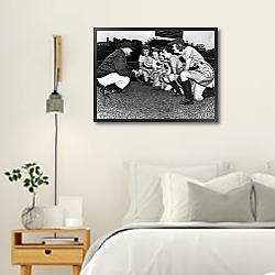 «История в черно-белых фото 234» в интерьере белой спальни в скандинавском стиле