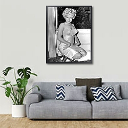 «История в черно-белых фото 665» в интерьере гостиной в скандинавском стиле с серым диваном