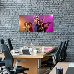 «Молодые люди на вечеринке с диско шаром» в интерьере современного офиса с черной кирпичной стеной