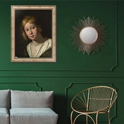 «Голова молодого человека» в интерьере классической гостиной с зеленой стеной над диваном