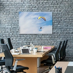 «Парапланерист 2» в интерьере современного офиса с черной кирпичной стеной