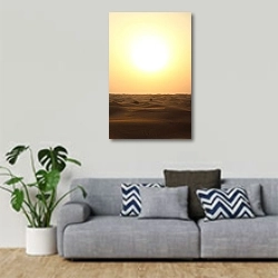 «Солнце пустыни» в интерьере гостиной в скандинавском стиле с серым диваном