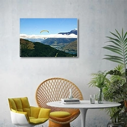 «Параплан в небе, Квинстаун, Новая Зеландия» в интерьере современной гостиной с желтым креслом