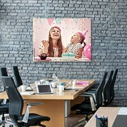«Домашний праздник для маленькой девочки» в интерьере современного офиса с черной кирпичной стеной