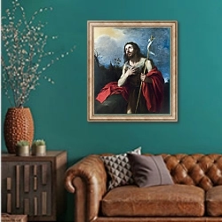«Иоанн Креститель в глухомани» в интерьере гостиной с зеленой стеной над диваном