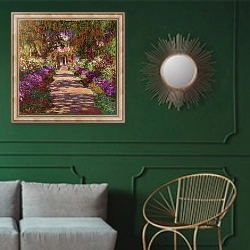 «A Pathway in Monet's Garden, Giverny, 1902» в интерьере классической гостиной с зеленой стеной над диваном