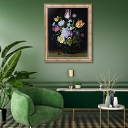 «Цветы в стеклянной вазе» в интерьере гостиной в зеленых тонах