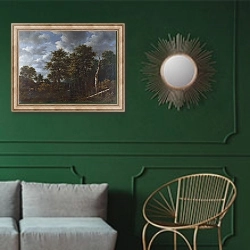 «Пруд, окруженный деревьями» в интерьере классической гостиной с зеленой стеной над диваном