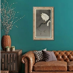 «Snowy eagle on a tree branch» в интерьере гостиной с зеленой стеной над диваном