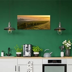 «Франция, виноградники на закате №2» в интерьере кухни с зелеными стенами
