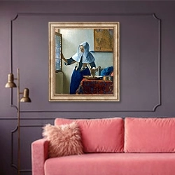 «Молодая женщина с кувшином у окна» в интерьере гостиной с розовым диваном