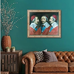 «Портрет кардинала Ришелье» в интерьере гостиной с зеленой стеной над диваном