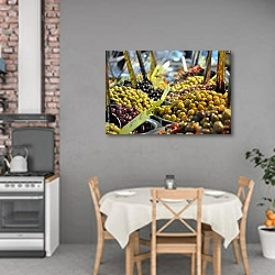 «Маринованные оливки на уличном рынке крупным планом » в интерьере кухни над обеденным столом