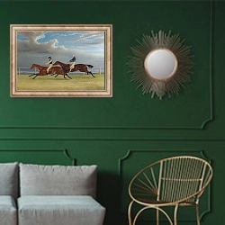 «Финиш забега» в интерьере классической гостиной с зеленой стеной над диваном