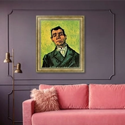 «Портрет человека» в интерьере гостиной с розовым диваном