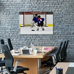 «Юные хоккеисты» в интерьере современного офиса с черной кирпичной стеной